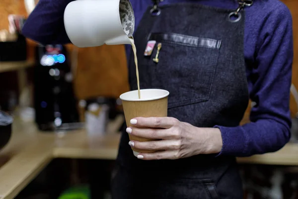 Giovane barista ragazza versando un bicchiere di cappuccino . — Foto Stock