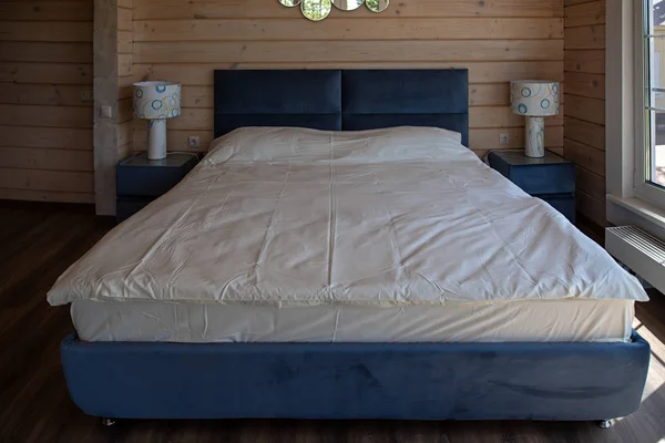Велике акуратне двоспальне ліжко в розкішному готелі Стокове Фото