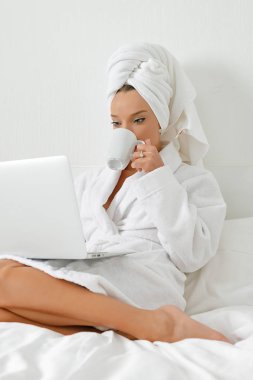 Bir otelde uyanma, genç bir kız, bir blogcu, memnuniyetle onu j yok