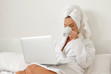 Bir otelde uyanma, genç bir kız, bir blogcu, memnuniyetle onu j yok