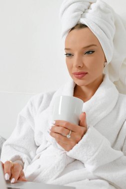 Bir otelde uyanma, genç bir kız, bir blogcu, memnuniyetle onu j yok