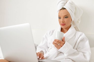 Bir otelde uyanma, genç bir kız, bir blogcu, memnuniyetle onu j yok