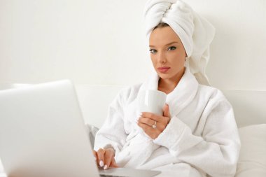 Bir otelde uyanma, genç bir kız, bir blogcu, memnuniyetle onu j yok