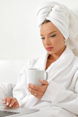 Bir otelde uyanma, genç bir kız, bir blogcu, memnuniyetle onu j yok