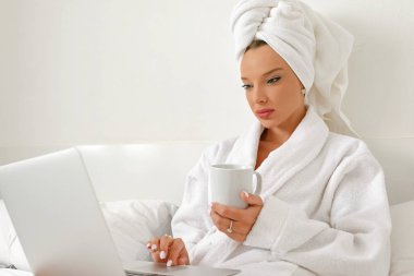 Bir otelde uyanma, genç bir kız, bir blogcu, memnuniyetle onu j yok