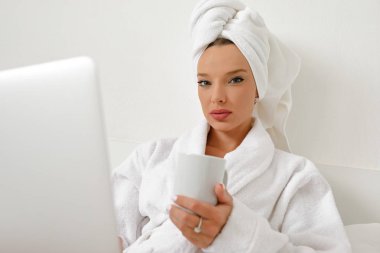 Bir otelde uyanma, genç bir kız, bir blogcu, memnuniyetle onu j yok