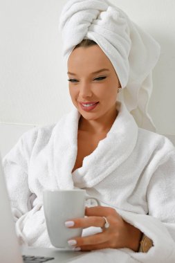 Bir otelde uyanma, genç bir kız, bir blogcu, memnuniyetle onu j yok