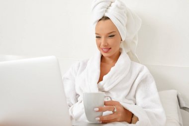 Bir otelde uyanma, genç bir kız, bir blogcu, memnuniyetle onu j yok