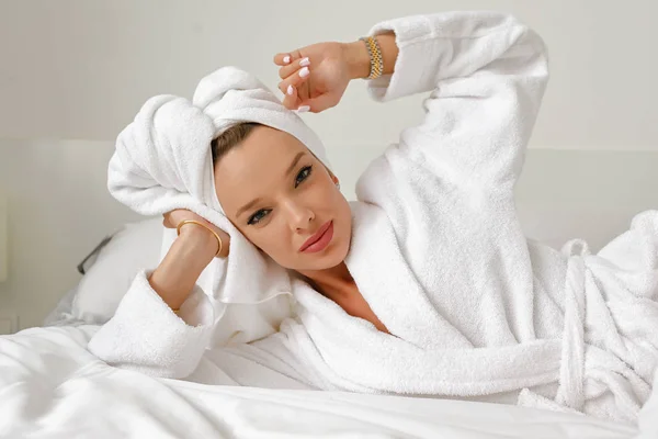 Egy Fiatal Lány Fehér Haja Szobájában Pózol Egy Ágyban Egy — Stock Fotó