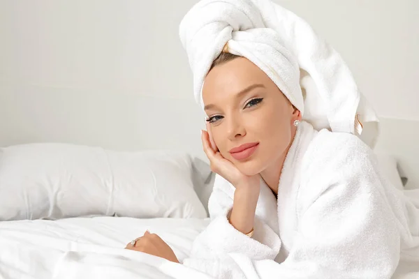 Una Joven Con Pelo Blanco Dormitorio Está Posando Una Cama — Foto de Stock