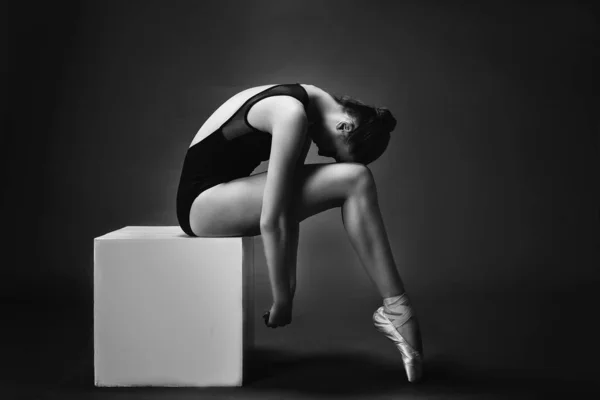 Posando Uma Bailarina Estúdio — Fotografia de Stock