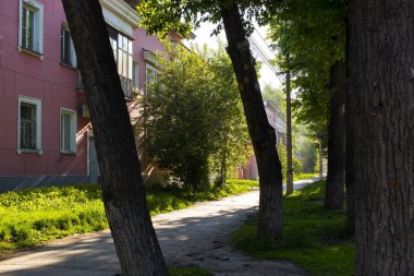 yaz aylarında sessiz sabah avlusu