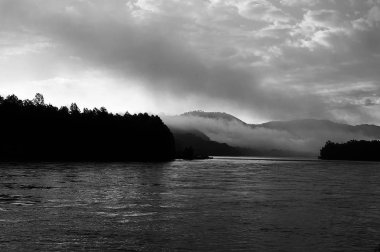 yaz aylarında Altay dağlarının bozulmamış doğası