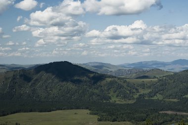 yaz aylarında Altay dağlarının bozulmamış doğası