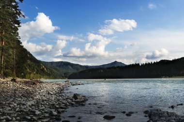 yaz güneşinde Altay dağlarının bozulmamış doğası