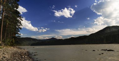 yaz güneşinde Altay dağlarının bozulmamış doğası