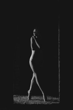 terk edilmiş bir evde balerin dans