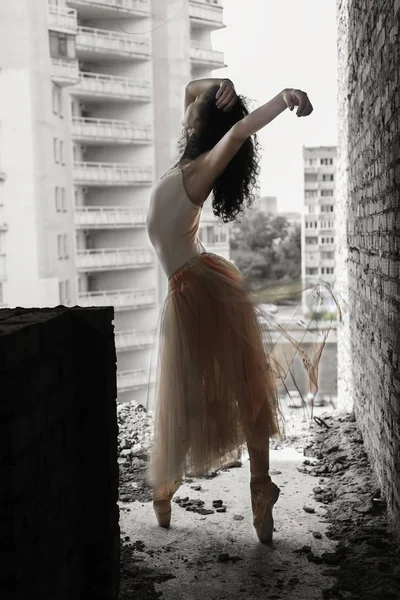 Bailarina Dança Uma Casa Abandonada — Fotografia de Stock