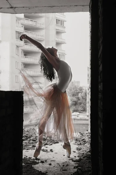 Bailarina Dança Uma Casa Abandonada — Fotografia de Stock