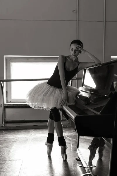 Charmig Ballerina Poserar Balett Klass — Stockfoto