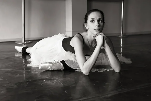 Affascinante Ballerina Posa Nella Classe Danza Classica — Foto Stock