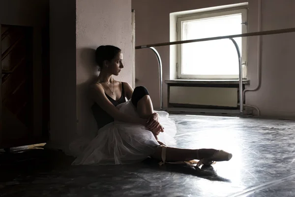 Affascinante Ballerina Posa Nella Classe Danza Classica — Foto Stock