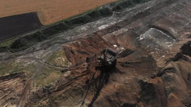 Saha minerallerinin madenciliği-katı, sıvı ve gaz içeren minerallerin teknik araçlar yardımıyla toprak bağırsaklarından çıkarılması işlemi.