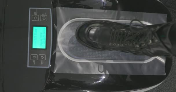 Urządzenie Automatycznego Ubierania Pokrywy Bagażnika Placówce Medycznej — Wideo stockowe