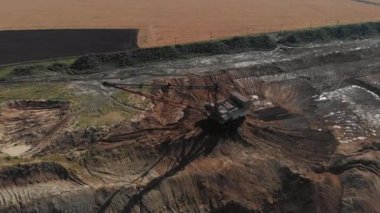 Saha minerallerinin madenciliği-katı, sıvı ve gaz içeren minerallerin teknik araçlar yardımıyla toprak bağırsaklarından çıkarılması işlemi.