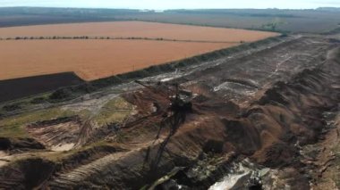Saha minerallerinin madenciliği-katı, sıvı ve gaz içeren minerallerin teknik araçlar yardımıyla toprak bağırsaklarından çıkarılması işlemi.