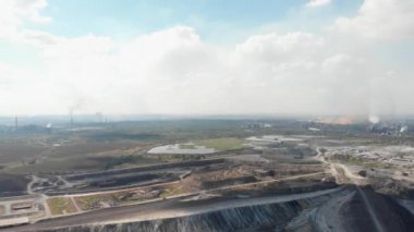 Saha minerallerinin madenciliği-katı, sıvı ve gaz içeren minerallerin toprak tanktan çıkarılması süreci teknik araçlar yardımıyla. Endüstri tarafından çevre kirliliği. Fabrikalardan kaynaklanan emisyonlar.