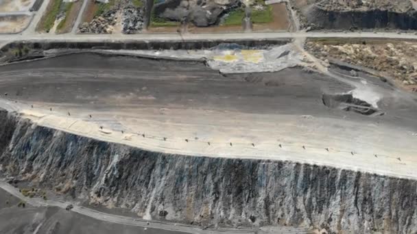 フィールドミネラルの採掘 技術的な手段の助けを借りて 地球の腸から固体 気体のミネラルを抽出するプロセス 産業による環境汚染工場からの排出量 — ストック動画