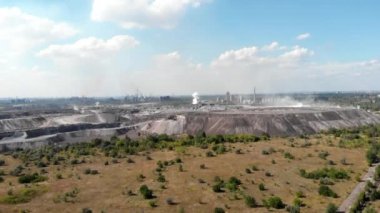 Saha minerallerinin madenciliği-katı, sıvı ve gaz içeren minerallerin toprak tanktan çıkarılması süreci teknik araçlar yardımıyla. Endüstri tarafından çevre kirliliği. Fabrikalardan kaynaklanan emisyonlar.