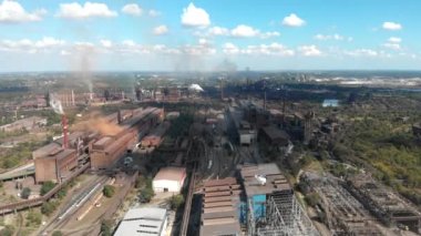 Saha minerallerinin madenciliği-katı, sıvı ve gaz içeren minerallerin toprak tanktan çıkarılması süreci teknik araçlar yardımıyla. Endüstri tarafından çevre kirliliği. Fabrikalardan kaynaklanan emisyonlar.
