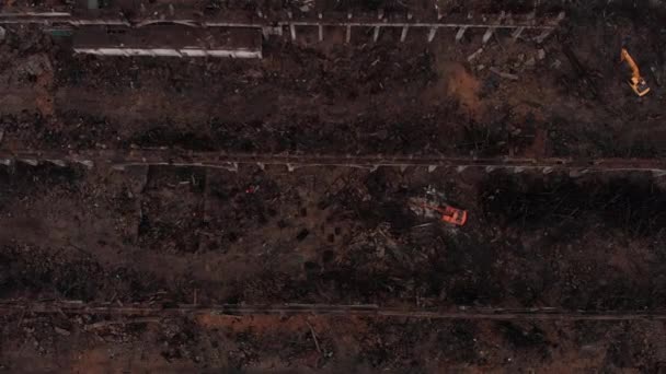 Flyger Över Grävmaskinen Förstör Väggarna Den Gamla Fabriken — Stockvideo