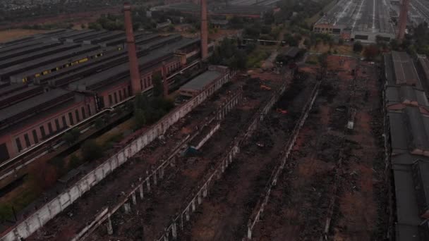 Vliegen Graafmachine Vernietigt Muren Van Oude Fabriek — Stockvideo