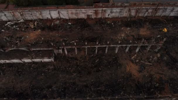 Volar Sobre Excavadora Destruye Las Paredes Antigua Fábrica — Vídeos de Stock