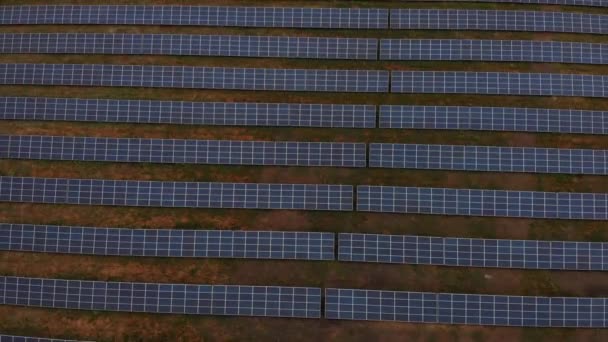 Les panneaux solaires photovoltaïques absorbent la lumière du soleil comme source d'énergie pour produire de l'électricité. L'application la plus courante de la collecte d'énergie solaire en dehors de l'agriculture est les systèmes de chauffage solaire de l'eau .
