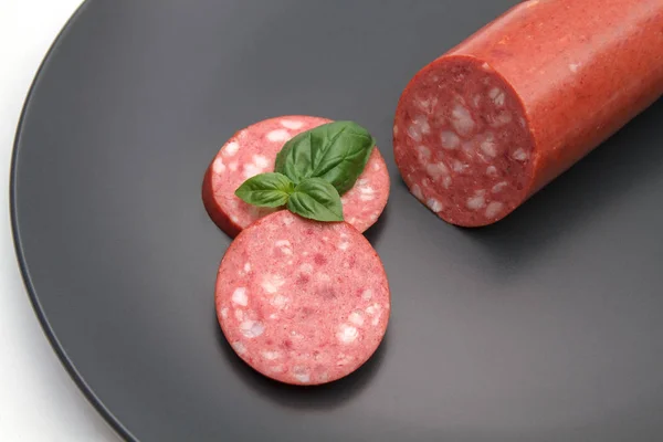 Salsiccia Isolata Bianca Con Basilico Piatto — Foto Stock