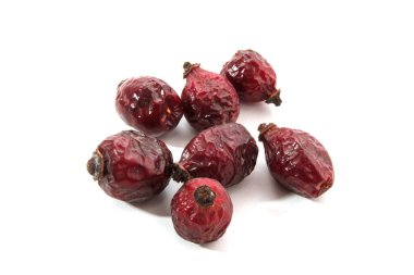 beyaz bir arka plan üzerinde kurutulmuş kuşburnu