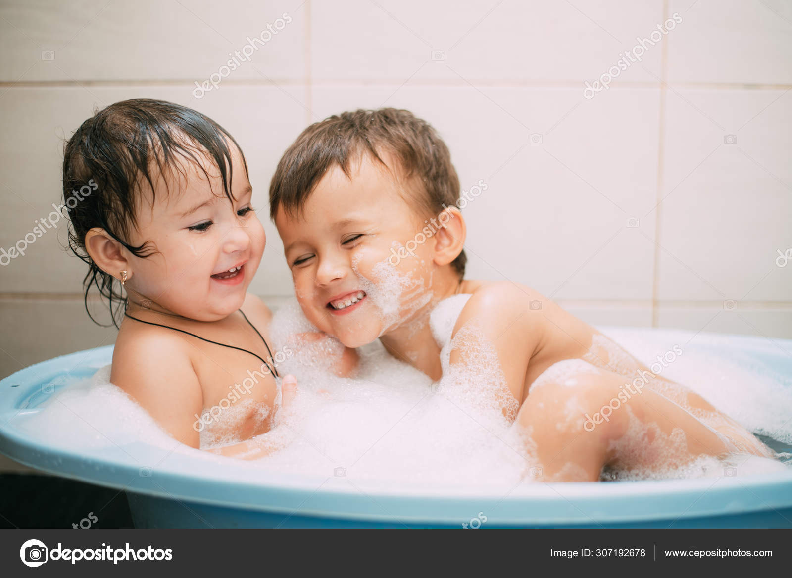 De naermeste 2015 фильм. Мужчина с женщиной в ванной комнате. Поцелуй в ванной. Брат и сестра в душе 18. Младшая сестра в ванной.