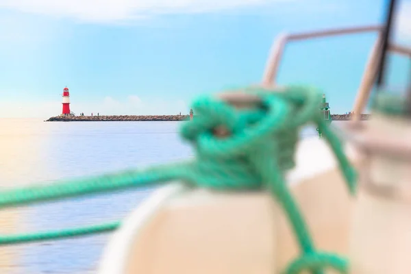 Seilboot Mit Knoten Poller Hafen Strahlend Sonniger Himmel Seebrücke Leuchtturm — Stockfoto