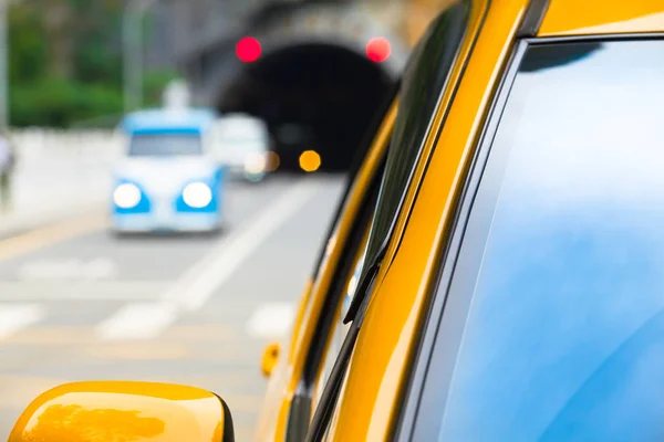 Primer Plano Ventana Delantera Del Coche Amarillo Tráfico Borroso Detrás —  Fotos de Stock