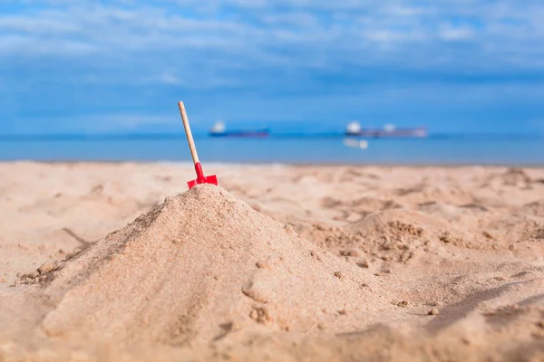 Holiday Beach Still Life Red Miniature Shovel Top Heap Sand — Stock Photo, Image