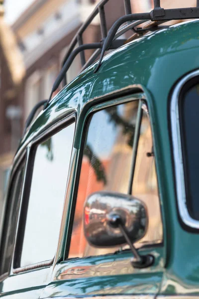绿松石和铬怀旧汽车的细节 车顶架 在模糊的镜像镇背景 — 图库照片