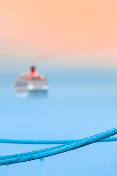 青いロープ港詳細 出発クルーズ船の背景をぼかし コピー スペースで ロイヤリティフリーのストック画像
