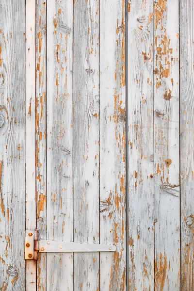 Shabby Κομψό Λευκό Ξύλινη Σανίδα Πόρτα Σκουριασμένο Άρθρωση Και Ξεφλουδίζοντας — Φωτογραφία Αρχείου
