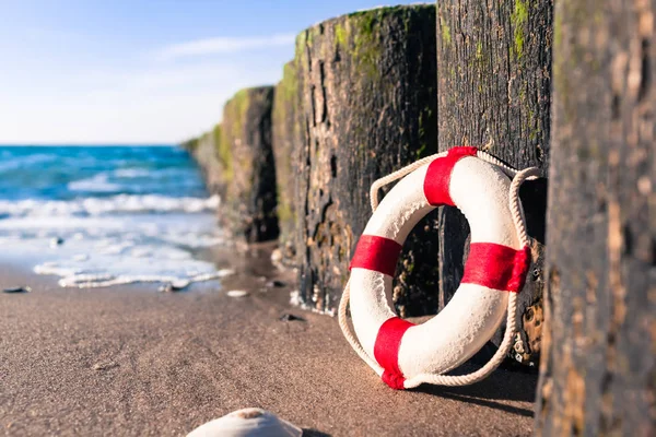 Vintage Röd Och Vit Miniatyr Livbojen Rad Groynes Sandiga Stranden — Stockfoto