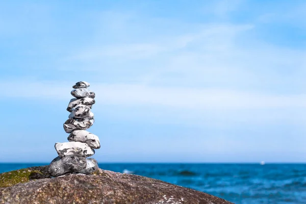 在波罗的海海岸的岩石上的平衡石堆 复制空间 — 图库照片