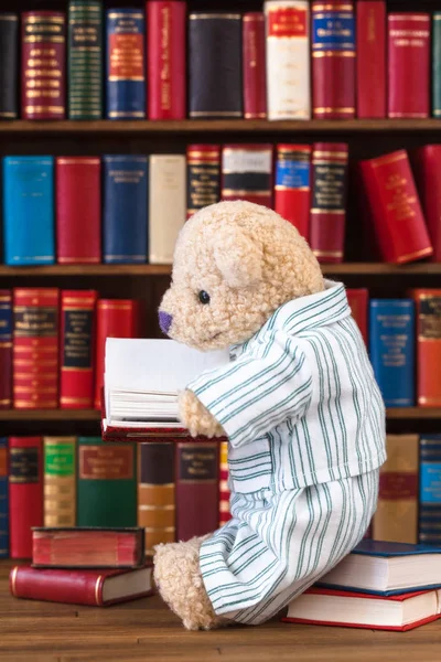 Niedlicher Teddybär Nostalgisch Gestreiften Pyjama Sitzt Auf Einem Bücherstapel Vor Stockbild